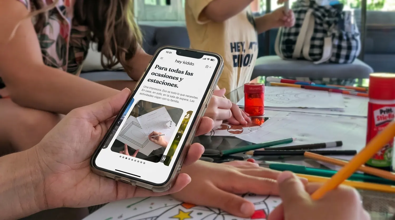 El sitio de HeyKiddo en un celular mostrando la sección de ocasiones y estaciones, con una familia usando el material