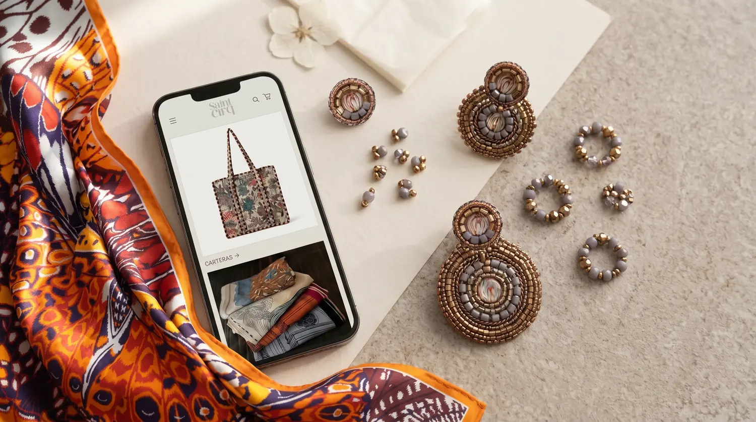 La tienda de Saint Cirq en un celular, mostrando la sección de carteras, entre joyas y pañuelos de la marca