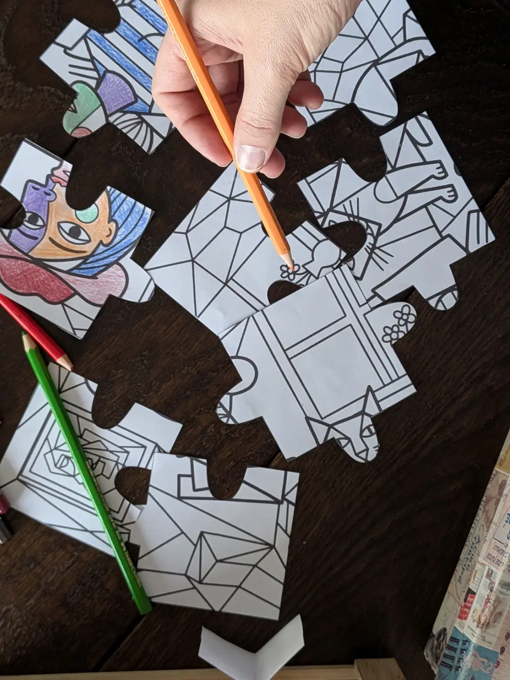 Un puzzle imprimible de HeyKiddo recortado y a medio colorear